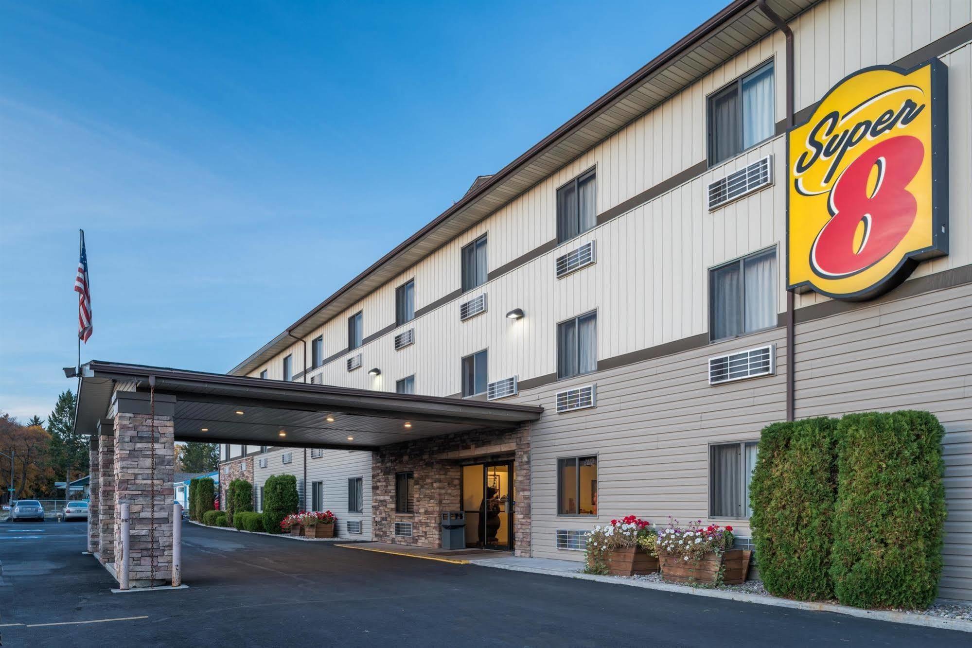 Super 8 By Wyndham Kalispell Glacier National Park Hotel Bagian luar foto